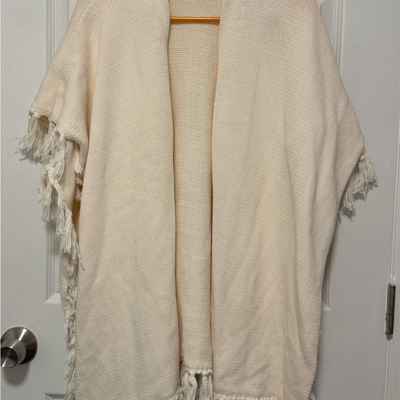 GAP Fringe Poncho/Shawl - Picture 4 of 4